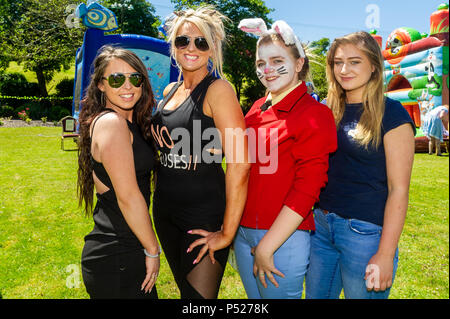 Bantry, Irland. 24. Juni, 2018. Bumbleance - Der offizielle Kinder nationale Ambulance Service von Irland ist ein wesentlicher Service für kranke Kinder. Eine Spendenaktion wurde im Westlodge Hotel, Bantry heute in der sengenden Sonne mit Alice im Wunderland die Fancy Dress Thema statt. Im Bild bei der Veranstaltung sind Zoe O'Sullivan, Gearhies; Catherine Whorton, Bantry; Amy Scully, Bantry und Steph Murnane, Bantry. Credit: Andy Gibson/Alamy Leben Nachrichten. Stockfoto