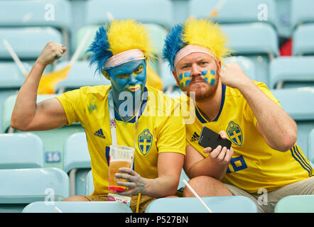 Deutschland - Schweden, Fußball, Sotschi, Juni 23, 2018 schwedische Fans, Unterstützer, Zuschauer, Nationalflaggen, Feier. Deutschland - Schweden 2-1 FIFA WM 2018 Russland, Gruppe F, Saison 2018/2019, 23. Juni 2018 Fisht Olympiastadion in Sotchi, Russland. © Peter Schatz/Alamy leben Nachrichten Stockfoto