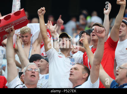 Nischni Nowgorod, Russland. 24. Juni, 2018. Fans von England feiern Sieg nach der FIFA WM 2018 Gruppe G Match zwischen England und Panama in Nischni Nowgorod, Russland, 24. Juni 2018. England gewann 6-1. Quelle: Cao kann/Xinhua/Alamy leben Nachrichten Stockfoto