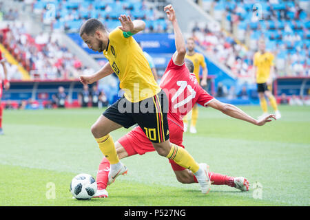 Moskau, Russland. 23. Juni 2018. Eden Hazard (links, BEL) versus Ellyes SKHIRI (DO), Aktion, Duellen, Belgien (BEL) - Tunesien (TUN) 5:2, Vorrunde, Gruppe G, Match 29, am 23.06.2018 in Moskau; Fußball-WM 2018 in Russland vom 14.06. - 15.07.2018. | Verwendung der weltweiten Kredit: dpa/Alamy leben Nachrichten Stockfoto