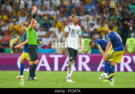 Deutschland - Schweden, Fußball, Sotschi, Juni 23, 2018 Schiedsrichter Szymon Marciniak, POL mit Pfiff, Gesten, zeigt, Schiedsrichter, einzelne Maßnahmen, zeigt rote Karte zu Jerome BOATENG, Nr. 17 DFB DEUTSCHLAND - Schweden 2-1 FIFA WM 2018 Russland, Gruppe F, Saison 2018/2019, 23. Juni 2018 Fisht Olympiastadion in Sotchi, Russland. © Peter Schatz/Alamy leben Nachrichten Stockfoto