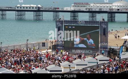 Brighton Beach in Großbritannien am 22. Juni 2018. England v Panama. WM-Fußball-Fans Schlange vor Brighton Beach großen Bildschirm während John Steine 8 minute Ziel. Stockfoto