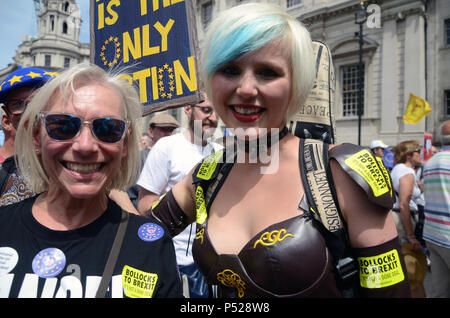 London, Großbritannien. 23. Juni 2018. Madeleina Kay EU Supergirl bei der Abstimmung März im Parlament Square London Credit: Nadia Awad/Alamy leben Nachrichten Stockfoto