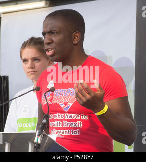 London, 23. Juni 2018 - Femi Oluwole (unsere Zukunft unserer Wahl) Rede auf der Kundgebung in Parliament Square. Über 100.000 Menschen besuchen einen März eine endgültige Abstimmung über den Brexit Angebot zu verlangen. Die Völker Abstimmung März ist einen Volksentscheid über den Deal von der Regierung verhandelt mit einer Option in der Europäischen Union zu bleiben. Das Datum (23. Juni 2018), erheblich, denn das war zwei Jahre ab dem Tag der ursprünglichen Referendum (23. Juni 2016). Der Tag sah die Einführung einer petiton Für eine Völker stimmen. Weitere Informationen finden Sie unter Https://www.peoples-vote.uk. Quelle: Bruce Tanner/Alamy Leben Nachrichten Credi Stockfoto