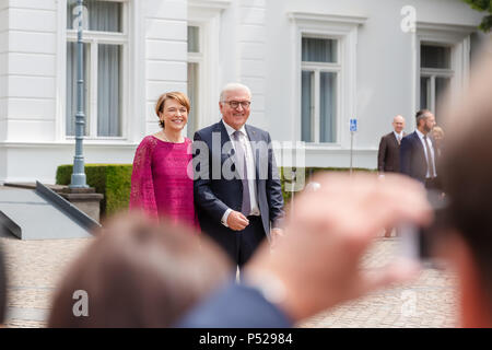 Bonn, Deutschland - 24. Juni 2018: Der Bundespräsident der Bundesrepublik Deutschland, Walter Steinmeyer, und seine Frau, sich so darzustellen, für die Öffentlichkeit zu einem Tag der offenen Tür in der Villa Hammerschmidt. Quelle: Christian Müller/Alamy leben Nachrichten Stockfoto