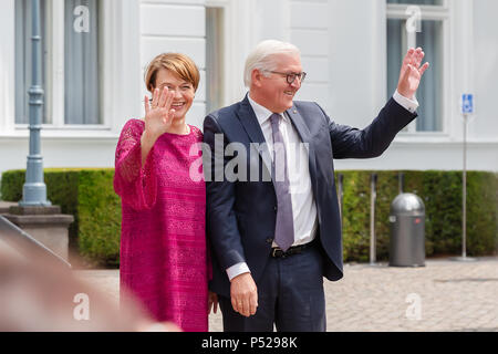 Bonn, Deutschland - 24. Juni 2018: Der Bundespräsident der Bundesrepublik Deutschland, Walter Steinmeyer, und seine Frau, sich so darzustellen, für die Öffentlichkeit zu einem Tag der offenen Tür in der Villa Hammerschmidt. Quelle: Christian Müller/Alamy leben Nachrichten Stockfoto