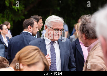 Bonn, Deutschland - 24. Juni 2018: Der Bundespräsident der Bundesrepublik Deutschland, Walter Steinmeyer, und seine Frau, sich so darzustellen, für die Öffentlichkeit zu einem Tag der offenen Tür in der Villa Hammerschmidt. Quelle: Christian Müller/Alamy leben Nachrichten Stockfoto