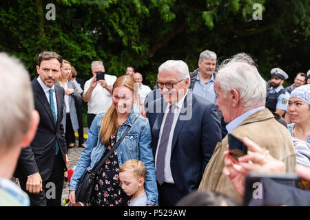 Bonn, Deutschland - 24. Juni 2018: Der Bundespräsident der Bundesrepublik Deutschland, Walter Steinmeyer, und seine Frau, sich so darzustellen, für die Öffentlichkeit zu einem Tag der offenen Tür in der Villa Hammerschmidt. Quelle: Christian Müller/Alamy leben Nachrichten Stockfoto