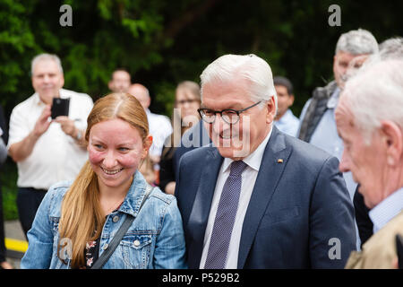 Bonn, Deutschland - 24. Juni 2018: Der Bundespräsident der Bundesrepublik Deutschland, Walter Steinmeyer, und seine Frau, sich so darzustellen, für die Öffentlichkeit zu einem Tag der offenen Tür in der Villa Hammerschmidt. Quelle: Christian Müller/Alamy leben Nachrichten Stockfoto