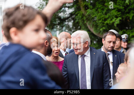 Bonn, Deutschland - 24. Juni 2018: Der Bundespräsident der Bundesrepublik Deutschland, Walter Steinmeyer, und seine Frau, sich so darzustellen, für die Öffentlichkeit zu einem Tag der offenen Tür in der Villa Hammerschmidt. Quelle: Christian Müller/Alamy leben Nachrichten Stockfoto