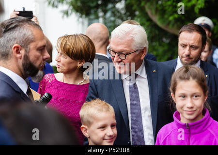 Bonn, Deutschland - 24. Juni 2018: Der Bundespräsident der Bundesrepublik Deutschland, Walter Steinmeyer, und seine Frau, sich so darzustellen, für die Öffentlichkeit zu einem Tag der offenen Tür in der Villa Hammerschmidt. Quelle: Christian Müller/Alamy leben Nachrichten Stockfoto