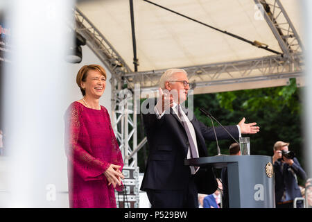 Bonn, Deutschland - 24. Juni 2018: Der Bundespräsident der Bundesrepublik Deutschland, Walter Steinmeyer, und seine Frau, sich so darzustellen, für die Öffentlichkeit zu einem Tag der offenen Tür in der Villa Hammerschmidt. Quelle: Christian Müller/Alamy leben Nachrichten Stockfoto