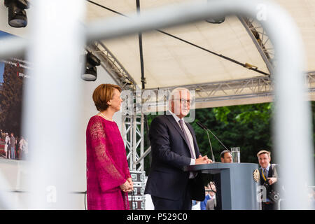 Bonn, Deutschland - 24. Juni 2018: Der Bundespräsident der Bundesrepublik Deutschland, Walter Steinmeyer, und seine Frau, sich so darzustellen, für die Öffentlichkeit zu einem Tag der offenen Tür in der Villa Hammerschmidt. Quelle: Christian Müller/Alamy leben Nachrichten Stockfoto