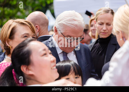 Bonn, Deutschland - 24. Juni 2018: Der Bundespräsident der Bundesrepublik Deutschland, Walter Steinmeyer, und seine Frau, sich so darzustellen, für die Öffentlichkeit zu einem Tag der offenen Tür in der Villa Hammerschmidt. Quelle: Christian Müller/Alamy leben Nachrichten Stockfoto