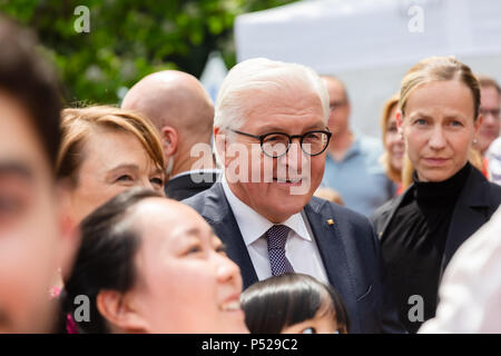 Bonn, Deutschland - 24. Juni 2018: Der Bundespräsident der Bundesrepublik Deutschland, Walter Steinmeyer, und seine Frau, sich so darzustellen, für die Öffentlichkeit zu einem Tag der offenen Tür in der Villa Hammerschmidt. Quelle: Christian Müller/Alamy leben Nachrichten Stockfoto