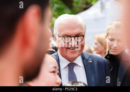 Bonn, Deutschland - 24. Juni 2018: Der Bundespräsident der Bundesrepublik Deutschland, Walter Steinmeyer, und seine Frau, sich so darzustellen, für die Öffentlichkeit zu einem Tag der offenen Tür in der Villa Hammerschmidt. Quelle: Christian Müller/Alamy leben Nachrichten Stockfoto