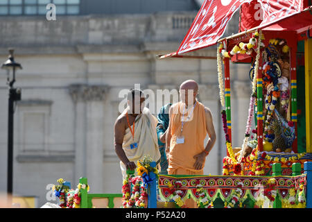 Trafalgar Square, London, UK. 24. Juni 2018. Anhänger von Hare Krishna in der Londoner Trafalgar Square die Rathaytra Festival zu feiern. Quelle: Matthew Chattle/Alamy leben Nachrichten Stockfoto