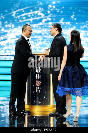 Shanghai, China. 24. Juni, 2018. Chinesische Schauspieler und Regisseur Jiang Wen (L), Jury Präsident für das 21 Shanghai International Film Festival (SIFF) Goldener Pokal ausgezeichnet, präsentiert die besten Spielfilm Award an die Mitglieder der "Paradies" Bei der Verleihung des 21. Goldener Pokal Auszeichnungen während der siff in Shanghai, China, 24. Juni 2018. Die Preisträger des 21. Goldener Pokal Auszeichnungen wurden am Sonntag angekündigt. Credit: Liu Ying/Xinhua/Alamy leben Nachrichten Stockfoto