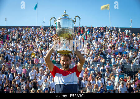 London, Großbritannien. 24. Juni, 2018. Marin Čilić von Kroatien wirft mit der Trophäe gewinnen, während das Fieber Baum WM Finale (das Queens Club 2018) Übereinstimmung zwischen Djokovic und CILIC im Queen's Club, London, England am 24. Juni 2018. Foto von Andy Rowland. Credit: Andrew Rowland/Alamy leben Nachrichten Stockfoto