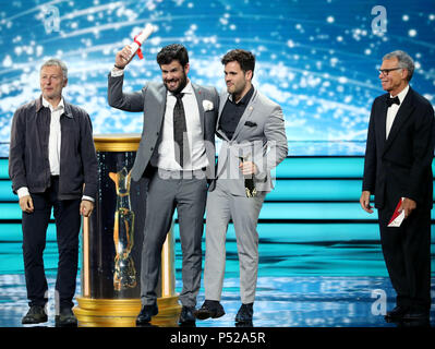 Shanghai, China. 24. Juni, 2018. Rodrigo Barriuso (3. R) und Sebastian Barriuso (2. R) die Direktoren einer 'Translator', gewinnen die Beste Regie Award bei der Verleihung des 21. Goldener Pokal Auszeichnungen während der Shanghai International Film Festival in Schanghai, China, 24. Juni 2018. Die Preisträger des 21. Goldener Pokal Auszeichnungen wurden am Sonntag angekündigt. Credit: Liu Ying/Xinhua/Alamy leben Nachrichten Stockfoto