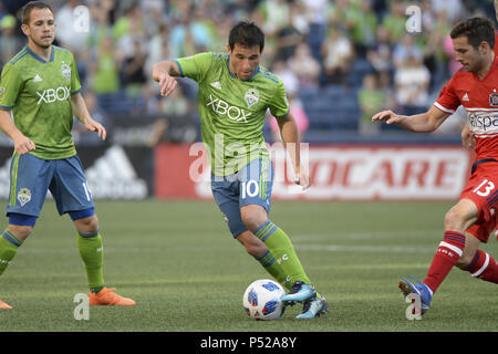 Seattle, Washington, USA. 23. Juni 2018. Seattle's NICO LODEIRO (10), die in Aktion wie die Chicago Fire besucht den Seattle Sounders in einem MLS-Match im Century Link Feld in Seattle, WA. Credit: Jeff Halstead/ZUMA Draht/Alamy leben Nachrichten Stockfoto