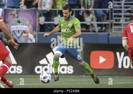 Seattle, Washington, USA. 23. Juni 2018. Seattle's VICTOR RODRIGUEZ (8) in Aktion wie die Chicago Fire besucht den Seattle Sounders in einem MLS-Match im Century Link Feld in Seattle, WA. Credit: Jeff Halstead/ZUMA Draht/Alamy leben Nachrichten Stockfoto