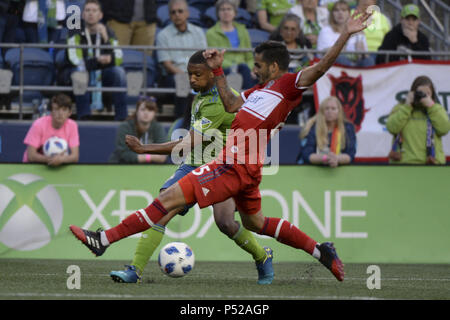 Seattle, Washington, USA. 23. Juni 2018. Chicagos JORGE CORRALES (25) verteidigt gegen Seattle's JORDAN MCCRARY (30) wie die Chicago Fire besucht den Seattle Sounders in einem MLS-Match im Century Link Feld in Seattle, WA. Credit: Jeff Halstead/ZUMA Draht/Alamy leben Nachrichten Stockfoto