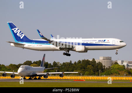 Tokio, Japan. 5 Mai, 2017. Ein ANA All Nippon Airways Boeing 767-300ER Landung am Flughafen Tokio Narita International mit einer Boeing 747 Delta warten auf Holding point vor Ihrer Abreise. Credit: Fabrizio Gandolfo/SOPA Images/ZUMA Draht/Alamy leben Nachrichten Stockfoto