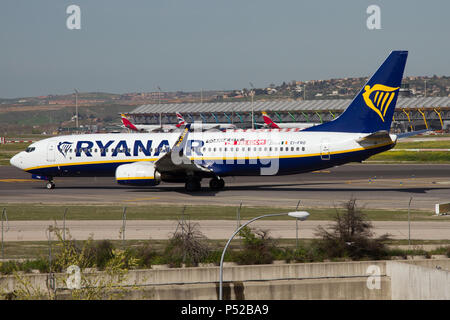 Madrid, Spanien. 17 Apr, 2018. Ryanair Boeing 737-800 rollens am Flughafen Madrid Barajas mit einem Aufkleber Sponsoring der polnischen sität in Danzig Credit: Fabrizio Gandolfo/SOPA Images/ZUMA Draht/Alamy leben Nachrichten Stockfoto