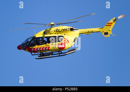 Las Palmas, Spanien. 15 Apr, 2018. Ein Eurocopter EC 145 in Las Palmas Gran Canaria zurück, die von einer Rettung Mission. Credit: Fabrizio Gandolfo/SOPA Images/ZUMA Draht/Alamy leben Nachrichten Stockfoto