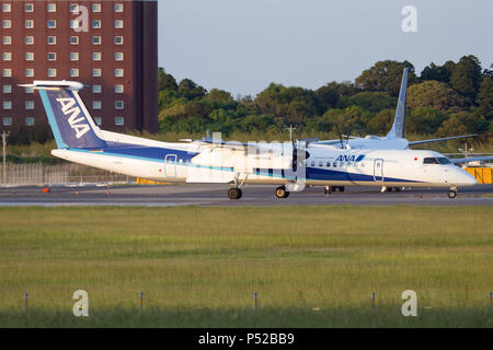Tokio, Japan. 5 Mai, 2017. All Nippon Airways ANA Flügel bombardier Dash 8-400 bis am Flughafen Tokio Narita Futter, Kredit: Fabrizio Gandolfo/SOPA Images/ZUMA Draht/Alamy leben Nachrichten Stockfoto
