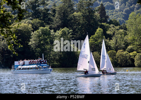 Bowness on Windermere, Cumbria, Großbritannien. 24. Juni 2018. Motor Schiffe den Weg am Lake Windermere zu segeln als schmuddelig Segler Ein Nachmittag Segeln im Sommer Sonnenschein Kredit genießen: Fotografieren Nord/Alamy leben Nachrichten Stockfoto