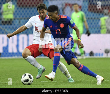 Kasan, Russland. 24. Juni, 2018. Bartosz Bereszynski (L) von Polen Mias mit Johan Mojica in Kolumbien während der FIFA WM 2018 Gruppe H Übereinstimmung zwischen Polen und Kolumbien in Kasan, Russland, 24. Juni 2018. Credit: Er Canling/Xinhua/Alamy leben Nachrichten Stockfoto