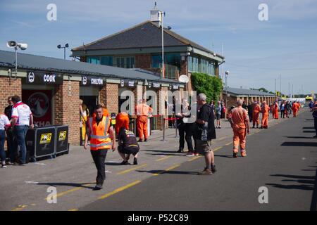 Dalton auf T-Stücke, England, 24. Juni 2018. Die Pit Lane im Croft Stromkreis für eine Grube zu Fuß von Zuschauern bei einer Dunlop MSA British Touring Car Championship Treffen vorbereitet. Credit: Colin Edwards/Alamy Leben Nachrichten. Stockfoto