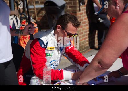 Dalton auf T-Stücke, England, 24. Juni 2018. Dunlop MSA British Touring Car Championship Fahrer Stephen Jelley Autogramme für Zuschauer während einer Grube Spaziergang im Croft. Credit: Colin Edwards/Alamy Leben Nachrichten. Stockfoto