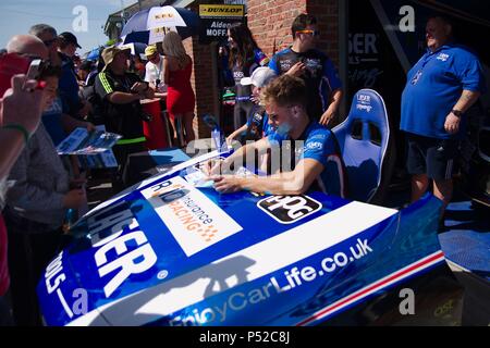 Dalton auf T-Stücke, England, 24. Juni 2018. Dunlop MSA British Touring Car Championship Driver Aiden Moffat Autogramme für Zuschauer während einer Grube Spaziergang im Croft. Credit: Colin Edwards/Alamy Leben Nachrichten. Stockfoto