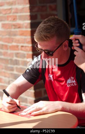 Dalton auf T-Stücke, England, 24. Juni 2018. Dunlop MSA British Touring Car Championship Driver Adam Morgan Autogramme für Zuschauer während einer Grube Spaziergang im Croft. Credit: Colin Edwards/Alamy Leben Nachrichten. Stockfoto