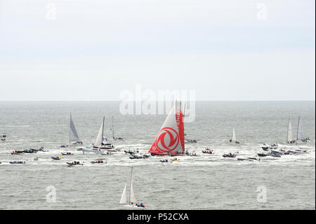 Scheveningen, Niederlande. 24. Juni, 2018. Die chinesische Boot der Dongfeng gewinnt das Volvo Ocean Race 2018. Vor dem Betreten als Erste den Hafen von Scheveningen in den Niederlanden die Yacht von einer Menge von kleinen Booten Credit: Robert Paul van Rüben/Alamy Leben Nachrichten begleitet wird. Stockfoto