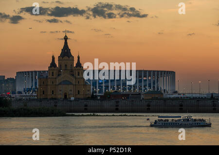 Nischni Nowgorod, Russland. 24. Juni, 2018. Eine allgemeine Ansicht von Nischni Nowgorod Stadion hinter Alexander Nevsky Kathedrale, wie die Sonne nach der FIFA WM 2018 Gruppe G Match zwischen England und Panama in Nizhny Novgorod Stadion am 24. Juni 2018 in Nischni Nowgorod, Russland. (Foto von Daniel Chesterton/phcimages.com) Credit: PHC Images/Alamy leben Nachrichten Stockfoto