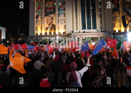 Ankara, Türkei. 24. Juni, 2018. Anhänger des türkischen Präsidenten Recep Tayyip Erdogan Kundgebung vor der Partei für Gerechtigkeit und Entwicklung (AKP) Zentrale in Ankara, Türkei, am 24. Juni 2018. Vorläufige Ergebnisse wiesen amtierende Präsident der Türkei Recep Tayyip Erdogan gewann 52,7 Prozent der Stimmen bei der Präsidentschaftswahl mit 96,5 Prozent der Stimmen gezählt, staatliche Anadolu Agency sagte Sonntag. Credit: Mustafa Kaya/Xinhua/Alamy leben Nachrichten Stockfoto