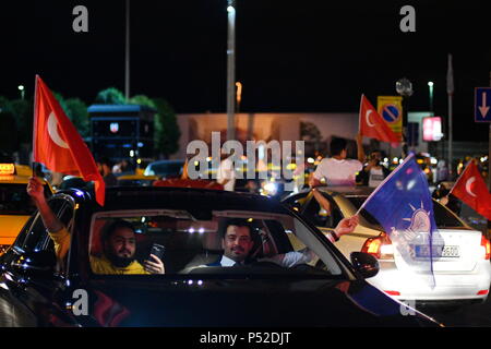 Istanbul, Türkei. 24. Juni 2018. Wahl Abend in Istanbul, Türkei. Die Wähler der AKP und Recep Tayyip Erdoğan feiern das Ergebnis der Wahl. Quelle: Franz Perc/Alamy leben Nachrichten Stockfoto