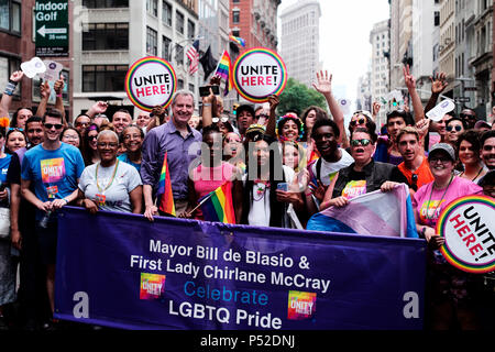 New York, USA. 24. Juni, 2018. New York City Bürgermeister Bill De Blasio (3.L, vorne) und seine Frau Chirlane McCray (4.L, Vorderseite) Die 2018 in New York City Pride Parade in New York, USA, am 24. Juni 2018 teilnehmen. Credit: Li Muzi/Xinhua/Alamy leben Nachrichten Stockfoto