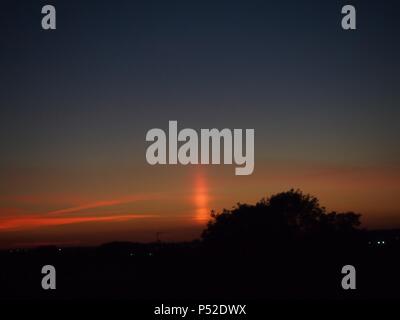 Milton Keynes, Bucks, UK. 24. Juni, 2018. Solar Spalte (oder Solar Säule, Säule) nach Sonnenuntergang über Bedfordshire in der Nähe von Milton Keynes Großbritannien Quelle: Richard Patterson/Alamy leben Nachrichten Stockfoto