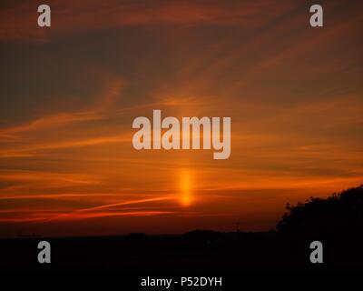 Milton Keynes, Bucks, UK. 24. Juni, 2018. Solar Spalte (oder Solar Säule, Säule) nach Sonnenuntergang über Bedfordshire in der Nähe von Milton Keynes Credit: Richard Patterson/Alamy leben Nachrichten Stockfoto