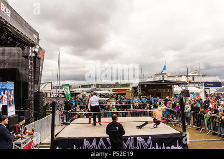 Kiel, Deutschland. 24 Juni, 2018. Maximale Wrestling außerhalb im Radio Bob! Rock Camp während der Kieler Woche 2018 - der erste Kampf © Björn Deutschmann/Alamy leben Nachrichten Stockfoto