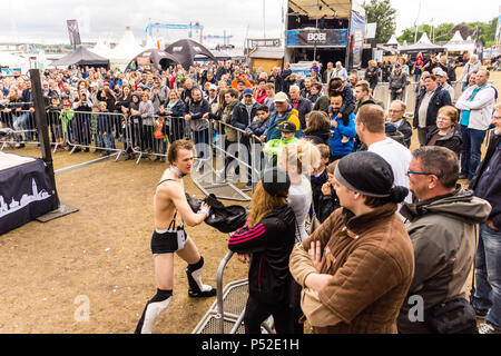 Kiel, Deutschland. 24 Juni, 2018. Maximale Wrestling außerhalb im Radio Bob! Rock Camp während der Kieler Woche 2018 - der erste Kampf © Björn Deutschmann/Alamy leben Nachrichten Stockfoto