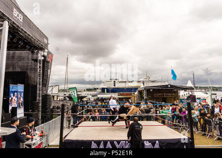 Kiel, Deutschland. 24 Juni, 2018. Maximale Wrestling außerhalb im Radio Bob! Rock Camp während der Kieler Woche 2018 - der erste Kampf © Björn Deutschmann/Alamy leben Nachrichten Stockfoto