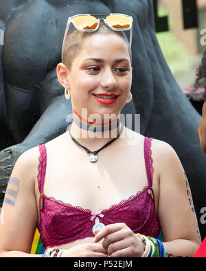 New York, NY, USA. 24. Juni, 2018. Emma Gonzalez an der Pride in New York City. Tausende an den jährlichen Pride in New York City nahm LGBT-Rechte zu fördern. Quelle: Michael Brochstein/SOPA Images/ZUMA Draht/Alamy leben Nachrichten Stockfoto