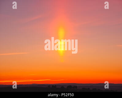 Brassington, Derbyshire, UK. 24. Juni, 2018. Wetter Großbritannien: Lichtsäule solar Spalte während einer erstaunlichen Sonnenuntergang am Harborough Felsen in der Nähe von Brassington & High Peak Trail, Derbyshire, Peak District National Park Credit: Doug Blane/Alamy leben Nachrichten Stockfoto
