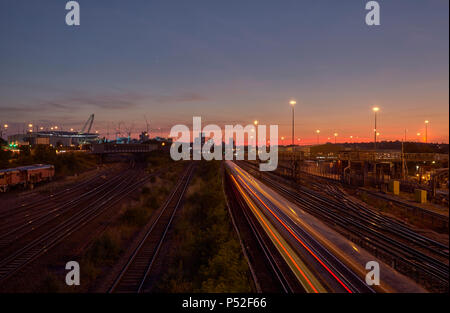 Wembley, London, UK. 24. Juni 2018 Deutschland Wetter: Ein farbenfroher Sonnenuntergang nach einem warmen Sommertag zum Wembley Stadion. © David Bleeker/Alamy leben Nachrichten Stockfoto